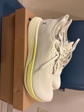 Lightweight Women's Knit Sneakers in Cream with Yellow Accent